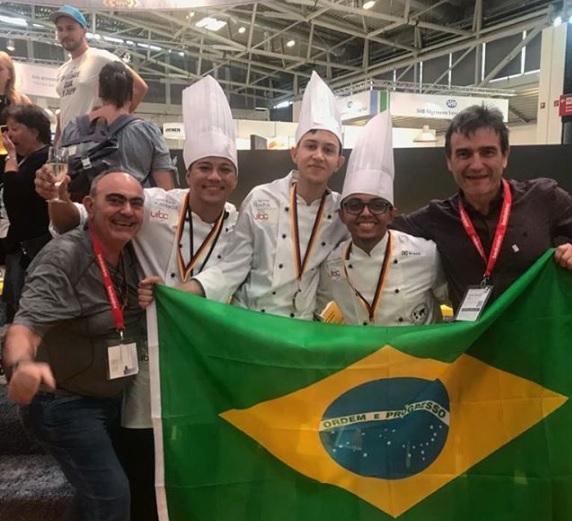 Lucas (no centro) ainda participou do mundial de jovens confeiteiros na feira de alimentos IBA, em Munique, na Alemanha / Foto: arquivo pessoal